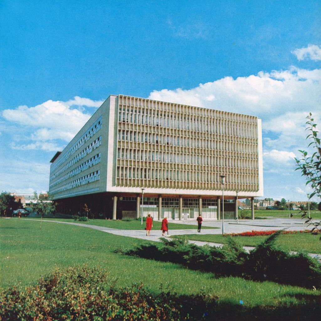 Gradska uprava. Raskrižje Miramarske ceste i ulice Proleterskih brigada (današnji Trg Stjepana Radića). Oko 1967. godine